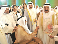 المغفور له صاحب السمو الأمير الشيخ صباح الأحمد مصافحا - المغفور له - محمد صقر المعوشرجي في إحدى المناسبات ويبدو الشيخ أحمد الحمود وعبدالمحسن المعوشرجي المغفور له صاحب السمو الأمير الشيخ صباح الأحمد مصافحا - المغفور له - محمد صقر المعوشرجي في إحدى المناسبات ويبدو الشيخ أحمد الحمود وعبدالمحسن المعوشرجي