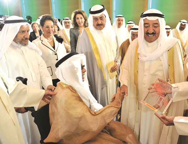المغفور له صاحب السمو الأمير الشيخ صباح الأحمد مصافحا - المغفور له - محمد صقر المعوشرجي في إحدى المناسبات ويبدو الشيخ أحمد الحمود وعبدالمحسن المعوشرجي المغفور له صاحب السمو الأمير الشيخ صباح الأحمد مصافحا - المغفور له - محمد صقر المعوشرجي في إحدى المناسبات ويبدو الشيخ أحمد الحمود وعبدالمحسن المعوشرجي