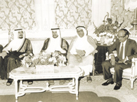 الأمير الراحل الشيخ جابر الأحمد والراحل محمد المعوشرجي الأمير الراحل الشيخ جابر الأحمد والراحل محمد المعوشرجي